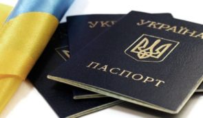 Українці, що досягли 25 та 45 років, до 1 серпня мають вклеїти фото у паспорт або обміняти його на ID-картку