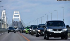 Зеленский предупредил россиян, чтобы они покинули украинский Крым, “пока мост хоть как-то работает”