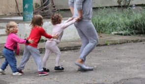 Понад тисячу дітей-сиріт та позбавлених батьківського піклування евакуювали за кордон з Одещини