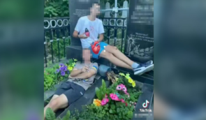 У Вінниці підлітки заради розваги знімали контент для соцмереж на кладовищі