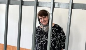 Російський суд відправив до колонії важкохвору матір опозиціонера з Чечні, яку вимагав “знищити” Кадиров