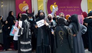 В Афганістані електрошокерами розганяли жінок, які протестували через закриття салонів краси