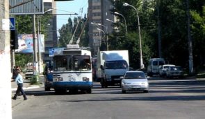 Россияне обстреляли троллейбус в Херсоне, что вез людей на работу: пострадали трое