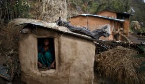У Непалі померла 16-річна дівчинка, яку змушували сидіти у старовинній хатині під час менструації: її вкусила змія