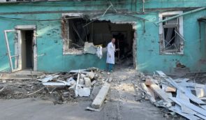 Росіяни знову обстріляли лікарню у Херсоні, де цього тижня внаслідок іншої їхньої атаки загинув молодий лікар