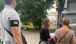 Викладачка ліцею з Житомира отримала підозру за розповіді про інсценування різанини у Бучі