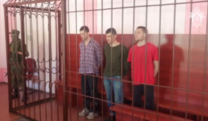 В Мариуполе к 20 годам заключения россияне “приговорили” трех пленных азовцев