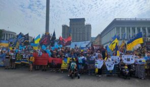 У центрі Києва відбулася численна акція родин зниклих безвісти та полонених, які вимагають повернення близьких