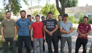 У Криму дев’ятеро кримськотатарських активістів вийшли на свободу після 5 діб арешту
