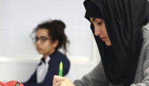 У Франції десятки дівчат відправили додому зі шкіл, через заборону носити мусульманські сукні