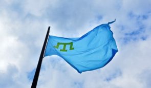 У кримських школах заборонили підіймати кримськотатарський стяг – “Крим SOS”
