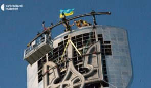 У Києві на щиті монумента “Батьківщина-мати” закріпили тризуб замість герба СРСР