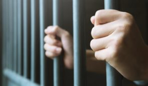 За зґвалтування шестирічної дівчинки жителя Прикарпаття засудили до 15 років увʼязнення