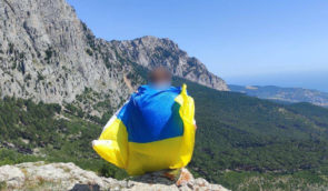 Активісти “Жовтої стрічки” привітали українців із Днем прапора і підняли стяг на горі Шаан-Кая в Криму