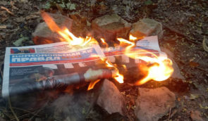 У Мелітополі активісти “Жовтої стрічки” палять російські газети