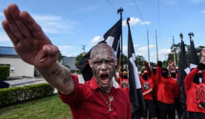 Поблизу Дісней Ворлду в Орландо маршують групи неонацистів, розмахуючи прапорами зі свастикою