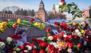 У Росії чоловіку, який стежив за тим, щоб влада не нищила меморіал Нємцова, загрожує в’язниця