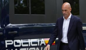 ФІФА на три роки дискваліфікувала іспанського експрезидента футбольної федерації за поцілунок спортсменки
