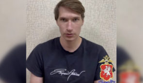 Россияне возбудили против севастопольца уголовное дело за то, что толкнул портрет Пригожина и наступил на российский флаг