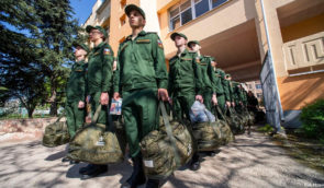 Російські окупанти змушують “банки” передавати дані кримчан незаконним “військкоматам” для мобілізації