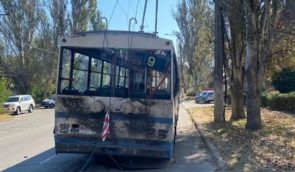 Помер пасажир тролейбуса, обстріляного зранку росіянами в Херсоні