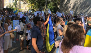 В Одесі активісти вийшли на мітинг проти тендерів на реконструкції будівель суду та театру