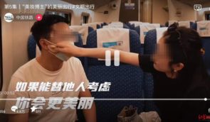 Державна залізниця Китаю закликала жінок не фарбуватися в потягах: користувачі соцмереж обурилися