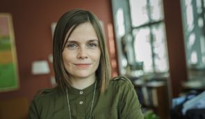 Прем’єрка Ісландії відмовилася від роботи на день, щоб нагадати про розрив у зарплатах жінок та чоловіків