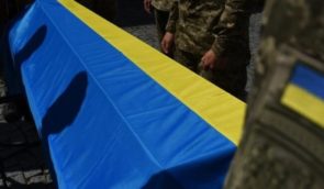 У Чернівцях спільно поховали 16 військових, які загинули два роки тому внаслідок російського обстрілу