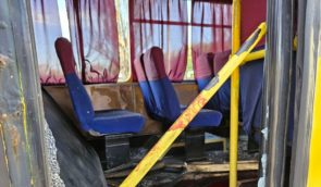 Росіяни поцілили в автобус у Херсоні: семеро потерпілих