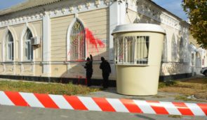 У Миколаєві невідомі облили фарбою синагогу: поліція кваліфікує це як порушення рівноправності 