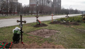 Російські будівельники в Маріуполі під час робіт знайшли стихійне поховання