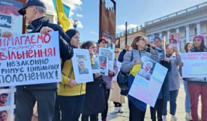 На акції до річниці великого обміну жінок-полонянок у Києві президента закликали сприяти звільненню цивільних
