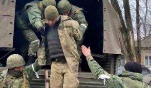 Окупанти, ймовірно, примушували українських військовополонених приєднуватися до “добровольчих формувань”, які воюватимуть в Україні