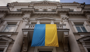 У Вільнюсі четверо осіб осквернили український прапор