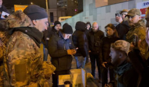 Поліція у Києві перевіряє благодійний фонд після сварки ветерана з людьми у формі, які збирали готівку