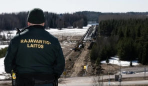 Аналітики кажуть, що Росія повторює міграційну кризу 2021-го тепер на фінському кордоні