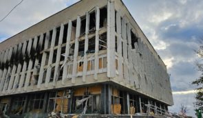 Росіяни обстріляли Херсон: вбили літнього чоловіка та пошкодили обласну наукову бібліотеку
