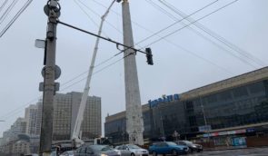 У Києві почали демонтувати радянську зірку з обеліска на Галицькій площі