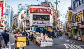 У Південній Кореї чоловік побив продавчиню в магазині, бо подумав, що вона феміністка