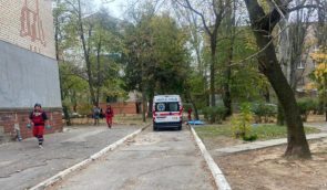 Російська армія обстріляла центр Херсона: загинула працівниця МВА, двоє людей поранені