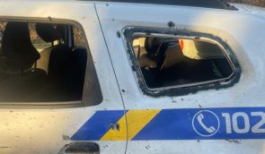Троє поліцейських отримали контузію після того, як російський дрон скинув на їхнє авто вибухівку