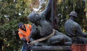 У Львові демонтували ще три радянські скульптури – “Батьківщина-мати”, “Вояк зі стягом” та “Клятва”
