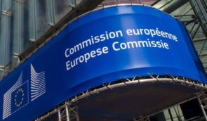 Єврокомісія заявила про намір відмовитись від реклами в соцмережі Х через дезінформацію