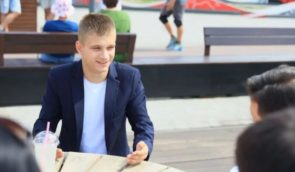 Росіяни не випускають до України депортованого з Маріуполя підлітка й уже вручили йому повістку у військкомат