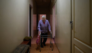 Літні переселенці з інвалідністю в Україні живуть в ізоляції через непристосованість простору та брак допомоги – доповідь