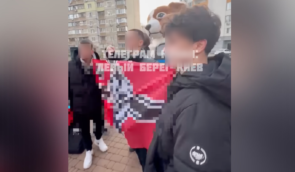 У Києві підлітки розгорнули нацистський прапор поруч із ростовою лялькою пса Патрона: поліція почала розслідування