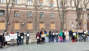 Під час повітряної тривоги у Миколаєві мітингувальників не пустили до укриття міськради: поліція відкрила провадження
