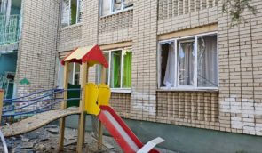 Окупанти обстріляли дитячий садок у Херсоні та села в області: є загиблий та поранені