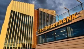 Через шантаж Австрії НАЗК вилучила Raiffeisen Bank зі списку спонсорів війни